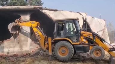 मिलक: रामपुर प्राधिकरण की टीम ने खोद इलाके में जेसीबी की मदद से अवैध अतिक्रमण पर की कार्रवाई