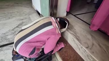 बरहज: देवरिया में आस्था की मिसाल: अवैध मजार टूटने से पहले हिंदू महिला ने चढ़ाई चादर