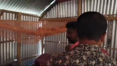 গৰৈমাৰী: বৰভিঠাত মথাউৰিৰ পৰা ঘৰৰ ওপৰত ডাম্পাৰ বাগৰি পৰি দুজন লোকৰ মৃত্যু হোৱা পৰিয়ালৰ বাসগৃহত উপস্থিত কৃষক মুক্তিৰ ল'ৰা