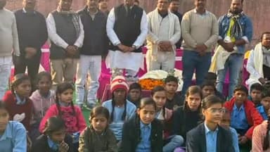 दिनारा: दिनारा प्रखंड क्षेत्र के खाखड़ही में दही-चूड़ा भोज में शामिल हुए विधायक आलोक कुमार सिंह