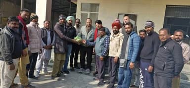 ਨਗਰ ਕੌਂਸਲ ਦਫਤਰ ਤਲਵੰਡੀ ਸਾਬੋ ਵਿਖੇ ਮੁਲਾਜ਼ਮਾਂ ਨੂੰ ਲੋਹੜੀ ਵੰਡਦੇ ਹੋਏ ਨਗਰ ਕੌਂਸਲ ਪ੍ਰਧਾਨ ਦੇ ਸਪੁੱਤਰ ਹਰਜੀਤ ਸਿੰਘ ਸਰਾਂ,EO ਬਿਪਨ ਕੁਮਾਰ,J...