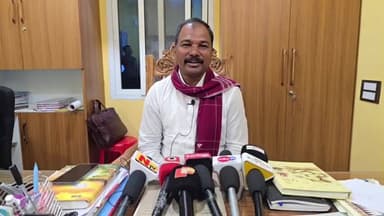 ଉମରକୋଟ: ଚାଷୀଙ୍କ ନା ରେ କୁମ୍ଭୀର କାନ୍ଦଣା କାନ୍ଦୁଚି ବିଜେଡି ବୋଲି ସହର ସ୍ଥିତ ନିଜ ଵାସ ଭଵନରେ ମତ ଦେଲେ ନବରଙ୍ଗପୁର ବିଧାୟକ