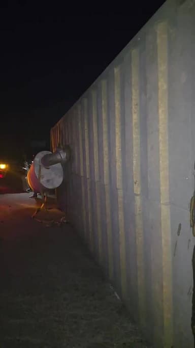 Live: जवाडी बाईपास में पलटा ट्रोला कंटेनर,,