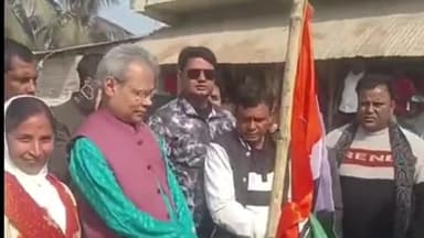 চাপড়া: চাপড়ার পিঁপড়াগাছি অঞ্চলে দলীয় পতাকা উত্তোলনের মাধ্যমে মঙ্গলবার উন্নয়নের পাঁচালী কর্মসূচী শুরু করলেন বিধায়ক