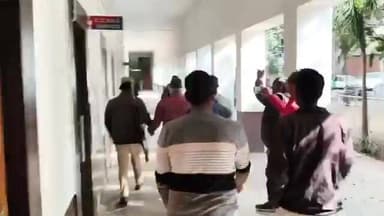 यूपी के झांसी में PWD बाबू 20 हजार रिश्वत लेते रंगे हाथ गिरफ्तार, एंटी करप्शन टीम ने बाबू को लिया हिरासत में।
#भ्रष्टा...