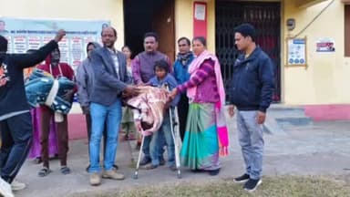 पोटका: भाटीन पंचायत भवन में झामुमो नेताओं द्वारा जरूरतमंदों के बीच कंबल वितरण