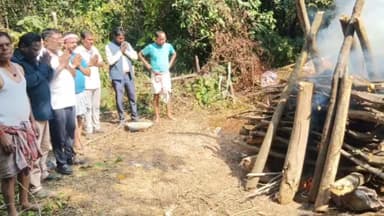 डुमरिया: भालुक पतड़ा में झामुमो नेता त्रिलोचन पंडा के पिता के निधन पर पार्टी नेताओं ने दी श्रद्धांजलि