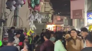 નવસારી: ઉતરાયણના તહેવારને લઇ મોડી રાત્રે ટાવર ખાતે ભારે ભીડ, પોકીસ ઓંન તૈનાત