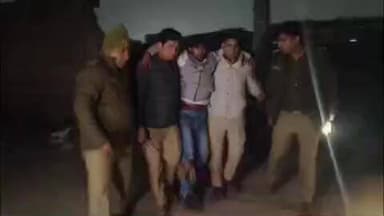 फिरोज़ाबाद: योगी की पुलिस ने लालपुर मंडी के पास एनकाउंटर में छुपे वांटेड बदमाश को किया गिरफ्तार, बरामद हुए आभूषण व देशी कट्टा