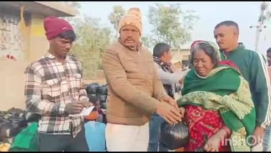 काको: रतन बीघा महादलित टोला में मुखिया समेत गणमान्य लोगों ने खाद्य सामग्री का वितरण किया, लोगों ने सराहा
