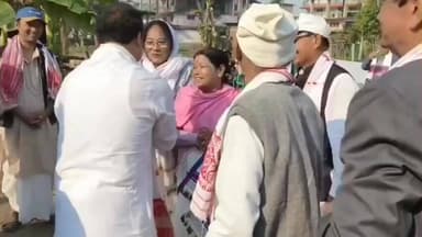 শিৱসাগৰ: বিধায়ক অখিল গগৈয়ে শিৱসাগৰৰ লালিমগাঁৱত মেজি জ্বলাই সেৱা লৈ আশীৰ্বাদ গ্ৰহণ কৰিছে অদৃশ্য জনৰ