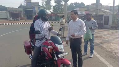 ଢେଙ୍କାନାଳ ସଦର: ଜିଲ୍ଲା ପରିବହନ ବିଭାଗ ପକ୍ଷରୁ କୋରିଆଁ ବାଇପାସରେ ହେଲମେଟ ବଣ୍ଟନ