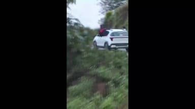 ദേവികുളം: മൂന്നാർ മറയൂർ റോഡിൽ കാറിൽ സാഹസിക യാത്ര നടത്തുന്ന യുവാക്കളുടെ ദൃശ്യങ്ങൾ പുറത്ത്