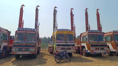 நாட்றாம்பள்ளி: சர்வீஸ் சாலையில் விலைஉயர்வை கண்டித்து தொடர் வேலை நிறுத்த போராட்டத்தில் ஈடுபட்டு வரும் போர்வெல் லாரி ஓட்டுனர்கள்