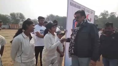 मऊरानीपुर: डॉ. संदीप सरावगी ने किया मैच का शुभारंभ, इक्षा के दम पर झाँसी महिला टीम ने फाइनल में प्रवेश किया