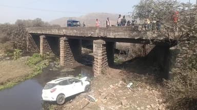 झरिया/जोरापोखर/सिंदरी: तेज रफ्तार कार पुलिया से नीचे गिरी, दो लोग गंभीर रूप से घायल