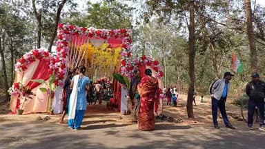 মকর সংক্রান্তিতে ঝাড়গ্রামের সাঁকরাইল ব্লকের কুলটিকরী এলাকার জঙ্গলকুড়চী গ্রামে বড়াম মায়ের পূজা, নবম বর্ষে পদার্পণ। লা...