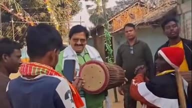 पालोजोरी: सोहराय के उल्लास में रंगे विधायक चुन्ना सिंह, मांदर की थाप पर जमकर थिरके