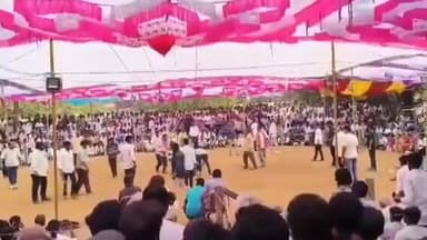 రెడ్డిగూడెంలో పోటాపోటీగా కోడిపందాలు