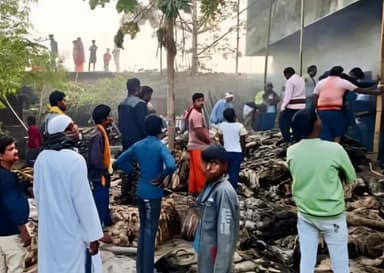 कुरसाकांटा: कुर्साकांटा के जूट गोदाम में शार्ट सर्किट से लगी आग, लाखों का नुकसान होने का अनुमान