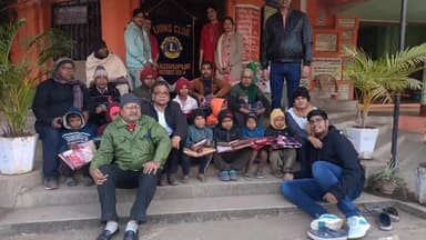 मधुपुर: लायंस क्लब मधुपुर ने बावनबीघा और पसिया में असहायों के बीच गर्म चादरें बांटी