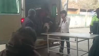 शाहकुंड: शाहकुंड थाना क्षेत्र के कैलाशपुर के पास तेज रफ्तार मोटरसाइकिल अनियंत्रित होकर गड्ढे में गिरी