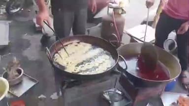 નાંદોદ: રાજપીપળા શહેરમાં ઉત્તરાયણ પર્વમાં ઊંધિયું જલેબી ની ઘરાકી માં ભારે ભીડ જોવા મળી.