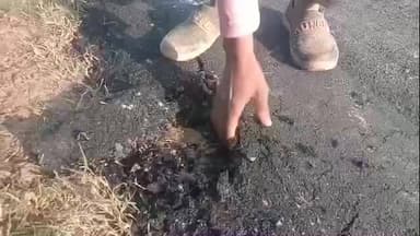 सोनकच्छ: जलेरिया रोड से भागसरा तक बन रही सड़क बनने से पहले उखड़ी, ग्रामीणों ने किया विरोध