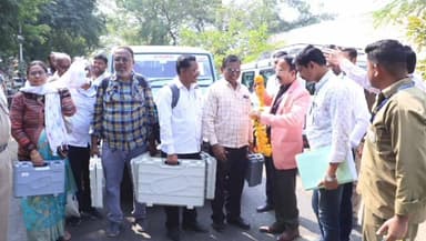 परभणी: निवडणूक कर्मचाऱ्यांना साहित्य वाटप