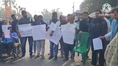 পূর্বস্থলী ১: হেয়ারিংয়ের নামে হেনস্থার অভিযোগে শ্রীরামপুরে পথ অবরোধ বিক্ষোভ, ৮০ বছরের বৃদ্ধা ও প্রতিবন্ধী পথ অবরোধে সামিল