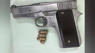 பாளையங்கோட்டை: மேலப்பாளையம் பிஎஸ்என்எல் அலுவலகம் அருகே வாகன சோதனையின் போது கை துப்பாக்கியுடன் இருவர் கைது.