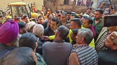 दाड़लाघाट: अग्निकांड के बाद राहत एवं बचाव कार्यों का जायजा लेने पहुंचे लोक निर्माण मंत्री विक्रमादित्य सिंह