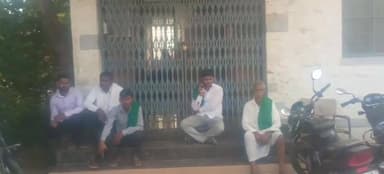 ಜಮಖಂಡಿ: ಟಿಸಿ ದುರಸ್ತಿಗೆ ಆಗ್ರಹಿಸಿ ಸಾವಳಗಿಯಲ್ಲಿ ರೈತರ ಪ್ರತಿಭಟನೆ