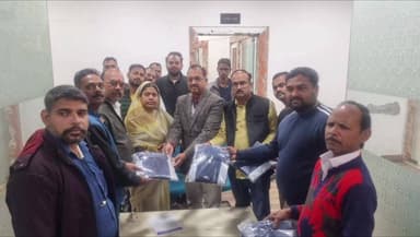 मऊरानीपुर: सर्दी से बचाव के लिए मऊरानीपुर नगरपालिका ने सफाई कर्मियों एवं कर्मचारियों को ट्रैक सूट का वितरण किया