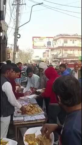 सिकराय: बांदीकुई व सिकराय में राहगीरों को मकर संक्रांति पर भोजन कराया, विधायक ने की शुरूआत, मंदिरों में दान-पुण्य