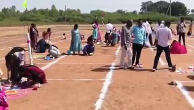 కనిగిరి: వెలిగండ్లలో సంక్రాంతి పర్వదినం సందర్భంగా మహిళలకు ముగ్గుల పోటీలు, పెద్ద సంఖ్యలో పోటీలలో పాల్గొనేందుకు తరలివచ్చిన మహిళలు