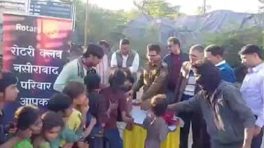 नसीराबाद: मकर संक्रांति पर रोटरी क्लब नसीराबाद ने गरीबों को लड्डू और बिस्किट वितरित किए, सेवा पहल का आयोजन