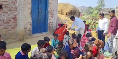 डंडई: रारो पंचायत में मुखिया प्रतिनिधि की पहल, बच्चों संग पतंग उड़ाकर बांटी खुशियां, तिलकुट व दही भोज का आयोजन