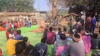 केशकाल: ग्राम कुदालवाही में SDOP और TI ने ग्रामीणों को महिला अपराध, यातायात नियम, नवीन कानून व नशामुक्ति के संबंध में दी जानकारी