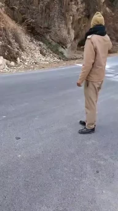 डीडीहाट: पाला गिरने के कारण प्रभावित मार्गों पर पिथौरागढ़ पुलिस द्वारा यातायात पर किया गया प्रतिबंध