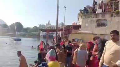 पुष्कर: मकर सक्रांति के पुण्यकाल में हजारों लोगों ने सरोवर में आस्था की डुबकी लगाई, शाम को बद्री घाट पर महाआरती हुई