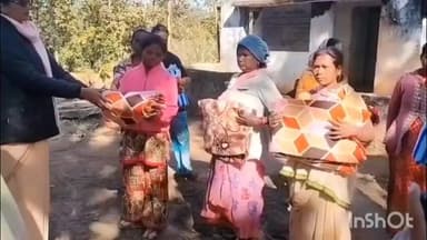 महुआडांड़: संत जेवियर्स महाविद्यालय महुआडांर ने आदिम जनजातियों के बीच कंबल का वितरण किया