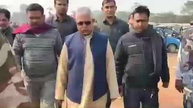 ইলামবাজার: জয়দেবের মকর মেলায় বিজেপি নেতা দিলীপ ঘোষ তিনি গঙ্গার জল মাথায় ছিটিয়ে নেন এবং BJP স্টল পর্যবেক্ষণ করেন