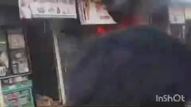 देवणी: देवणी बाजारपेठेत भीषण आग; मोबाईल शॉपी व कपड्याच्या दुकानाचे मोठे नुकसान,शॉर्ट सर्किटमुळे आग लागल्याचा प्राथमिक अंदाज