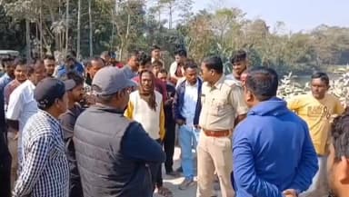 ফালাকাটা: জটেশ্বরে রাস্তা সংস্কারের দাবিতে পথ অবরোধ গ্রামবাসীদের