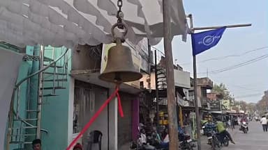 मारेगाव: विहार ट्रस्टी नोंदणीसाठी डॉ.बाबासाहेब आंबेडकर चौक येथे पुतळ्यासमोर घंटानाद आंदोलन