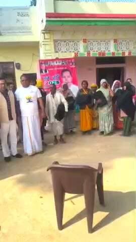 मेजा: मिश्रपुर गांव में मकर संक्रांति के पर्व पर समाजसेवी ने गरीबों को बांटे 201 कंबल, गरीबों के चेहरे खिले