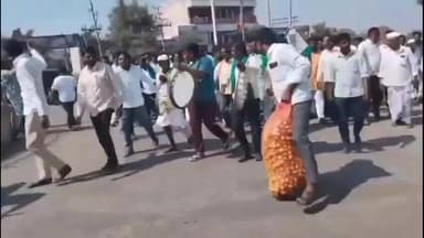 ಇಂಡಿ: ಪಟ್ಟಣದಲ್ಲಿ ನಿಂಬೆಗೆ ಸೂಕ್ತ ಬೆಂಬಲ ಬೆಲೆ ಸೇರಿದಂತೆ ಹಲವು ಬೇಡಿಕೆ ಇಡೇರಿಕೆಗೆ ಒತ್ತಾಯಿಸಿ ಪ್ರತಿಭಟನೆ