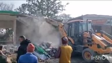 मीरगंज: कोर्ट के आदेश पर चार दुकानों पर चला बुलडोजर, कब्जा मुक्त कराई गई जमीन