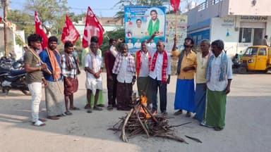 ఎమ్మిగనూరు: ఎమ్మిగనూరు : నందవరంలో ఉపాధి హామీ పథకం పేరు మార్పును వ్యతిరేకిస్తూ భోగిమంటల్లో కేంద్ర ప్రభుత్వ జీవో ను దగ్ధం చేసిన సిపిఐ